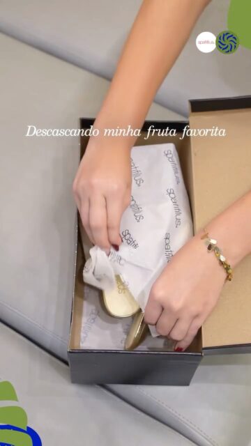 Descascando minha fruta favorita. 🍇Nada melhor do que abrir uma caixa e encontrar aquela compra que você estava querendo, né? Agora só falta escolher a sua próxima! 🛍️Venha fazer suas compras no GV Shopping e encontre tudo o que combina com você. Lojas: @franciscosmeticosgv  @spatifilusgv #GVShopping #PartiuGVShopping #Compras #Shopping