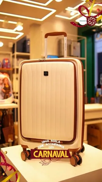 Aqui no GV Shopping, cada momento combina com o seu ritmo.Aproveite cada oferta, escolha os itens que acompanham sua viagem na @bagaggio e complete o visual com os óculos da @oticachillibeans.gv para curtir sua folia da melhor forma.#GVShopping #MomentosGV #ExperiênciaGV #CarnavalGV #ComprasGV