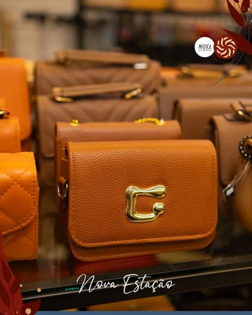 O clima muda e a rotina acompanha 🍃Com a @mistica_acessoriosoficial e a @constance_governadorvaladares, você encontra opções que combinam conforto, estilo e praticidade para a nova estação.Tudo isso no GV Shopping 🧡#GVShopping #Outono #Moda #Experiência #VivaOGV