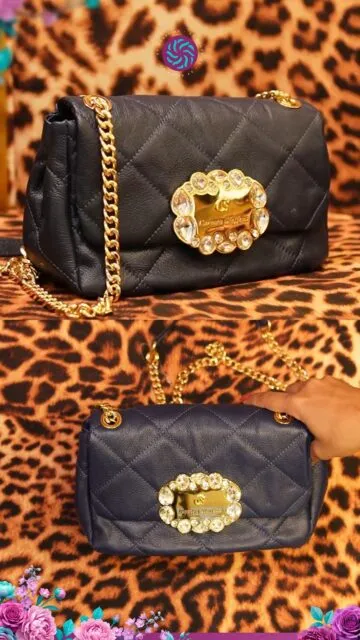 Detalhes que transformam o visual — e também o sentimento ✨Uma bolsa que acompanha o dia. Cosméticos que iluminam.Presentear é sobre escolher com carinho, pensando em cada detalhe que faz sentido para ela.Com a @carmen.steffens e a @natura.oficial , cada escolha pode ser uma forma de demonstrar amor.Dia das Mães GV Shopping. Amor sempre presente 💛#GVShopping #DiaDasMães #PresenteComSignificado #SeuDiaDoSeuJeito #ExperiênciaGV