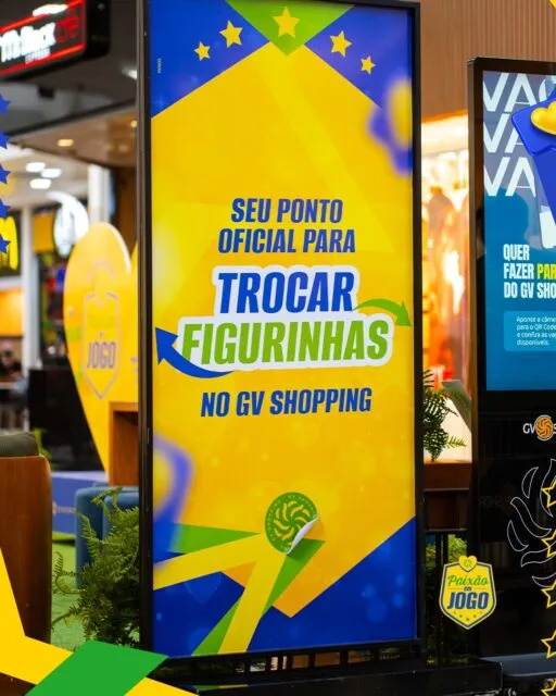 ⚽❤️ Paixão em jogo!O Espaço de Troca de Figurinhas do GV Shopping está pronto para receber os apaixonados por futebol. Além de completar o álbum, você também pode aproveitar o ambiente temático para registrar fotos e entrar no clima dessa grande competição.📍Em frente à praça de alimentação.Traga suas figurinhas repetidas, encontre outros colecionadores e viva momentos de diversão e torcida por aqui.GV Shopping – Sentir, torcer, amar.#GVShopping #PaixaoEmJogo #GovernadorValadares #TrocaDeFigurinhas #FuteBol