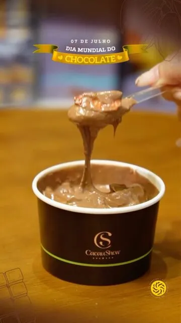 🍫 Um convite para celebrar o sabor que conquista todos os momentos.O chocolate tem o poder de transformar um simples instante em uma experiência especial. Seja para presentear, compartilhar ou simplesmente se permitir um momento de prazer, ele sempre faz o dia ficar mais doce.Neste Dia Mundial do Chocolate, aproveite para viver esse sabor no GV Shopping e descobrir as delícias que esperam por você.✨ 07 de julho | Dia Mundial do ChocolateLojas: @cacaushowgvshopping @gira.governadorvaladares @supermercadosbh#GVShopping #DiaDoChocolate #VivaOGV #Chocolate #MomentosEspeciais