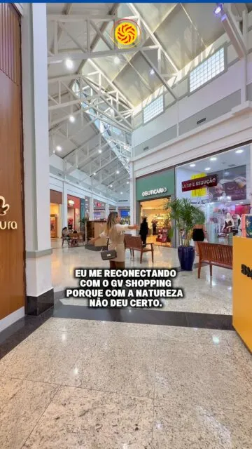 Já que a conexão com a natureza falhou… eu vim recarregar as energias no GV Shopping. ✨Entre luzes, vitrines, cafés e uma pausa sem pressa, as férias ficam mais leves por aqui. 🤎GV Shopping - Viva tudo aqui!#GVShopping #DiaNoShopping #MomentosQueConectam #PasseioPerfeito #ShoppingTime