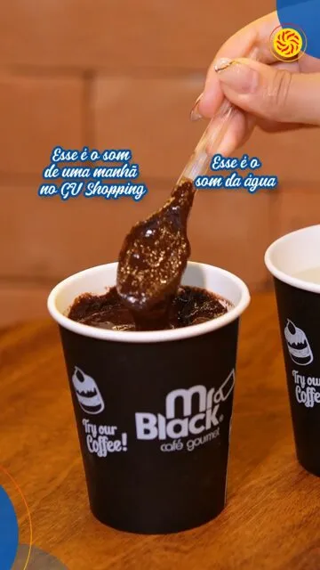 As manhãs ficam ainda mais gostosas no GV Shopping. ☕✨Um chocolate quente, clima aconchegante e aquela pausa perfeita no meio da rotina. Quem também ama esse mood de férias no shopping? 🤎GV Shopping |  Viva tudo aqui! #GVShopping #InvernoNoGV #ChocolateQuente #PraçaDeAlimentação #ClimaAconchegante