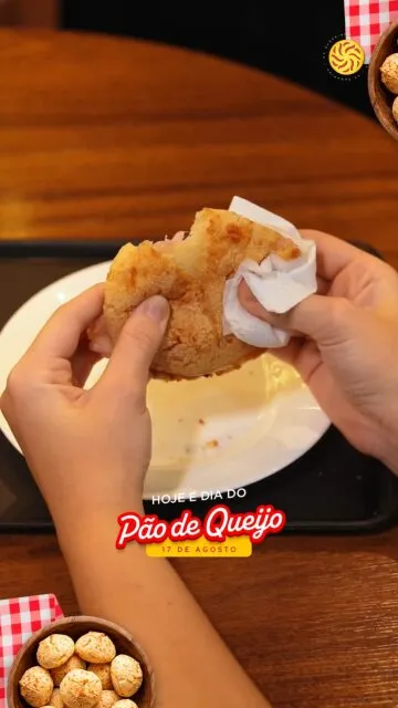 Tem cheirinho que dá vontade de parar tudo... e o do pão de queijo quentinho é um deles! 🧀💙Neste Dia do Pão de Queijo, aproveite a sua visita ao GV Shopping para fazer uma pausa e saborear essa paixão que combina com qualquer hora do dia.Passeie, faça suas compras e torne o seu momento ainda mais especial com um bom café e um pão de queijo.Esperamos você no GV Shopping!#GVShopping #DiaDoPãoDeQueijo #PãoDeQueijo #Shopping #GovernadorValadares