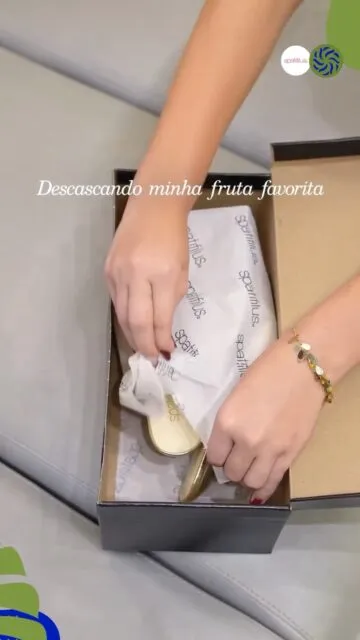 Descascando minha fruta favorita. 🍇Nada melhor do que abrir uma caixa e encontrar aquela compra que você estava querendo, né? Agora só falta escolher a sua próxima! 🛍️Venha fazer suas compras no GV Shopping e encontre tudo o que combina com você. Lojas: @franciscosmeticosgv  @spatifilusgv #GVShopping #PartiuGVShopping #Compras #Shopping